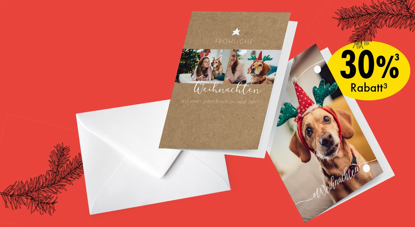 Fotoprodukte: Weihnachtskarten personalisieren – jetzt 30 % Rabatt Weihnachtliche Fotoprodukte: personalisierte Weihnachtskarten mit Hundemotiv, Umschlag und festlicher Deko auf rotem Hintergrund – hochwertige Fotokarten als individuelle Fotoprodukte mit 30 % Rabatt.