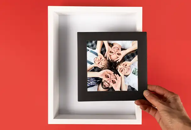 Bestelle als Geschenk für Mama das Magnet-Rahmenbox Set mit einem Familienfoto von euch als Abzug, zum Beispiel mit weißer Magnet-Rahmenbox und schwarzem Passepartout.