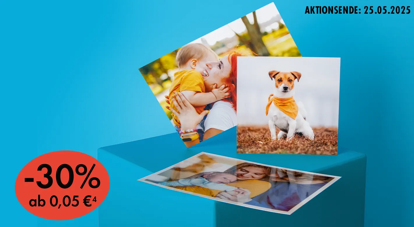 30% Rabatt auf alle Fotos - Die Fotoprodukte Foto mit weißer Rand, quadratisches Foto und ein klassischer Fotoabzug mit Familienbildern präsentieren sich auf einem blauen Würfel.