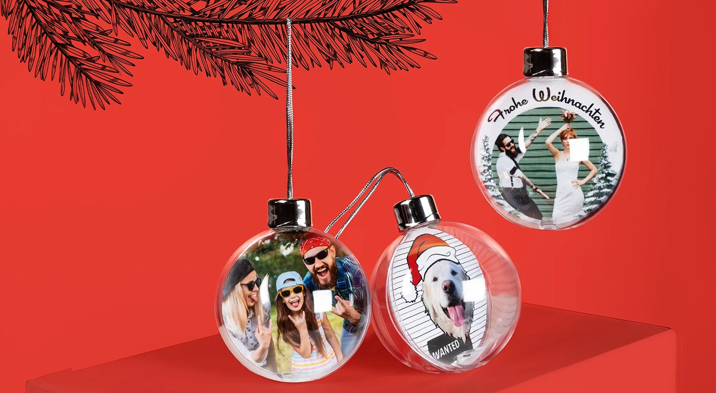 Drei personalisierte Fotoprodukte – Christbaumkugeln mit Fotos von Familie, Hund und Hochzeit.