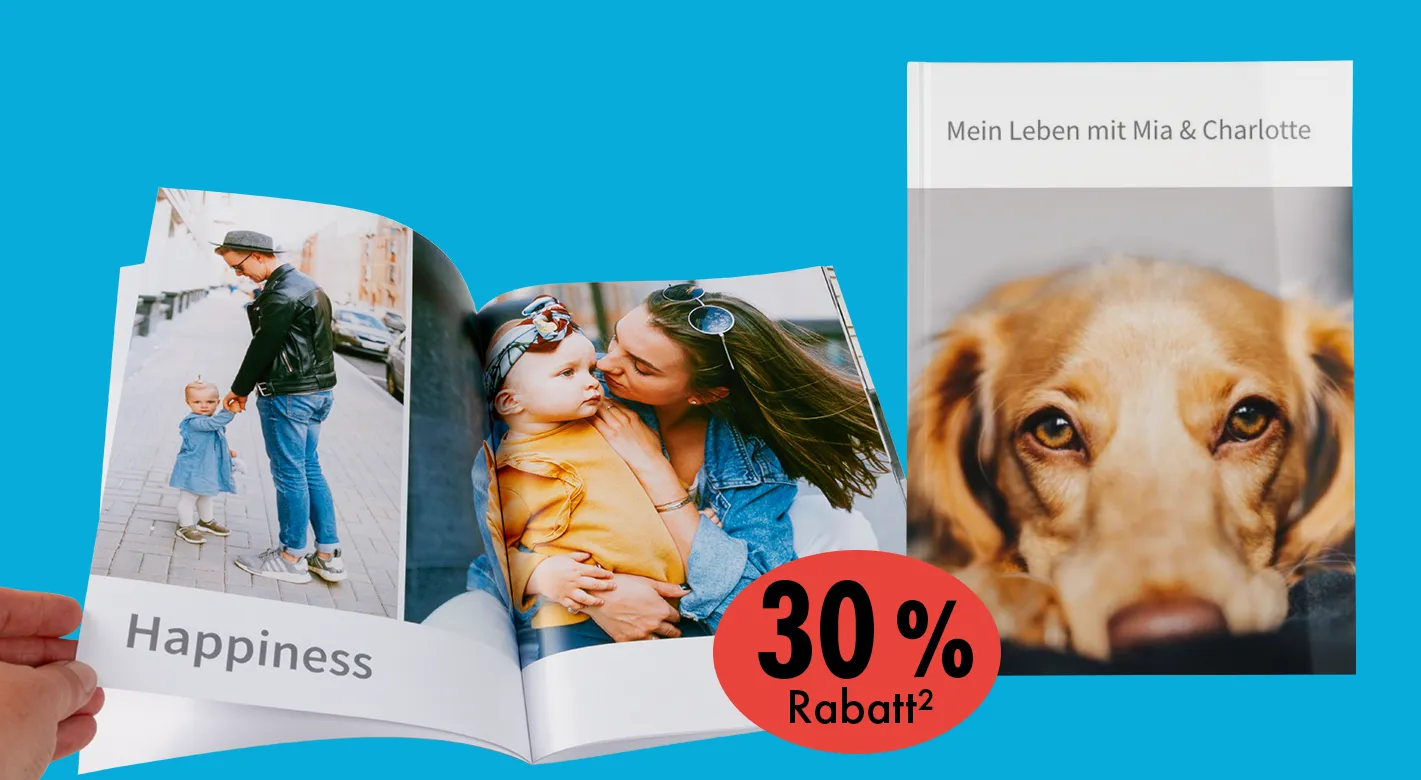 Fotoprodukte für viele Fotos: Ein Buchcover mit dem Familienhund und ein geöffnetes Fotoheft mit Familienbildern zeigen die Vielfalt deiner Gestaltungsmöglichkeiten. Jetzt mit 30% Rabatt².