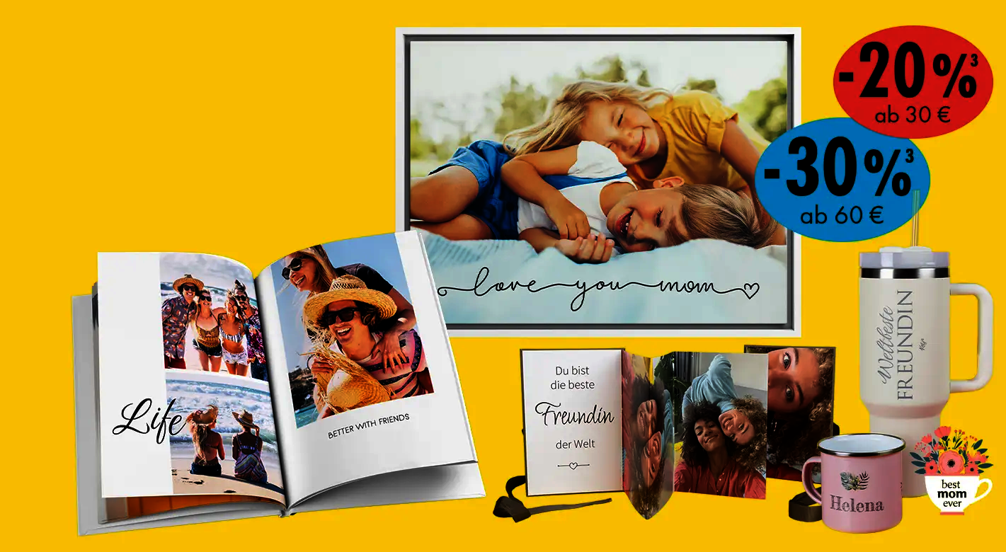 Verschiedene personalisierte Fotoprodukte wie Fotobuch, gerahmtes Bild, Fotokarten und bedruckte Tassen vor gelbem Hintergrund mit Rabattaktionen