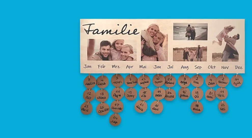 Ein einzigartiger Geburtstagskalender aus Holz im Panoramaformat, bedruckt mit Monatsnamen und Fotos. Kleine Pappkreise mit den Namen der Geburtstagskinder jedes Monats sind darunter befestigt. Eine kreative DIY-Idee, die nicht nur praktisch, sondern auch individuell gestaltbar ist.