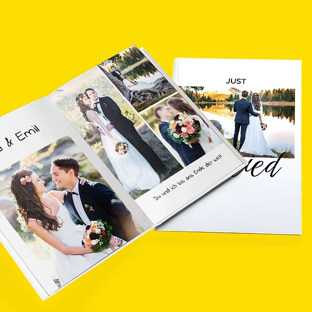 Aufgeschlagenes Hochzeitsfotobuch mit verschiedenen Hochzeitsfotos vom Brautpaar und emotionalen Momenten im modernen Layout