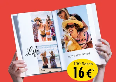 Ein aufgeschlagenes Fotobuch mit sommerlichen Bildern wird in die Höhe gehalten. Ein Störer weist auf die aktuelle Fotobuchaktion hin.