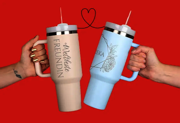 Zwei personalisierte XXL-Thermobecher mit Namen als praktisches Valentinstag Fotogeschenk für Paare