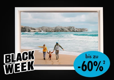 Foto einer Familie, die am Strand entlangläuft, präsentiert in einem weißen Schattenfugenrahmen – ORWO Angebot mit bis zu 80 % Rabatt.