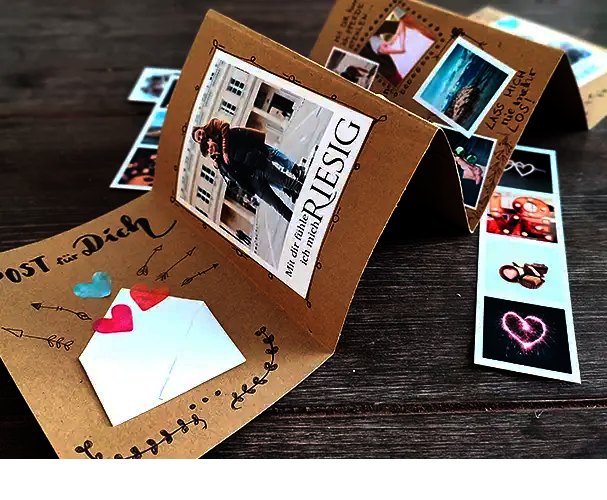 DIY Leporello Fotogeschenk mit persönlichen Fotos, handgeschriebenen Botschaften und Herzmotiven – kreatisches Valentinstagsgeschenk aus Papier auf Holztisch