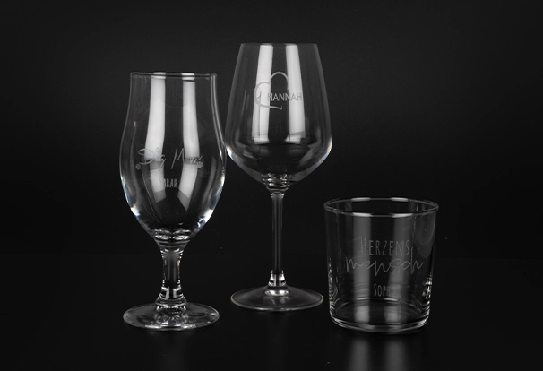 Die drei Gläser mit Gravur – ein Weinglas, Bierglas und Saftglas – sind personalisiert und eignen sich ideal für jede Feier. Perfekt als Fotogeschenk in den ORWO Black Week Deals.