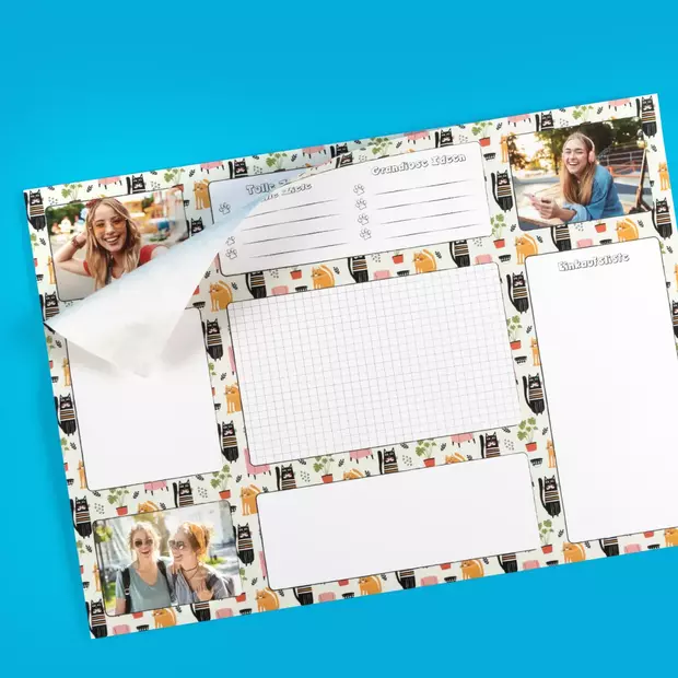 Gestalte eine individuelle Schreibtischunterlage mit Fotos und viel Platz zum kreativen Kritzeln bei ORWO für dein Schulkind Persönliche Schreibtischunterlage mit Fotos und viel Platz für Ideen, Doodles und sogar einer Einkaufsliste