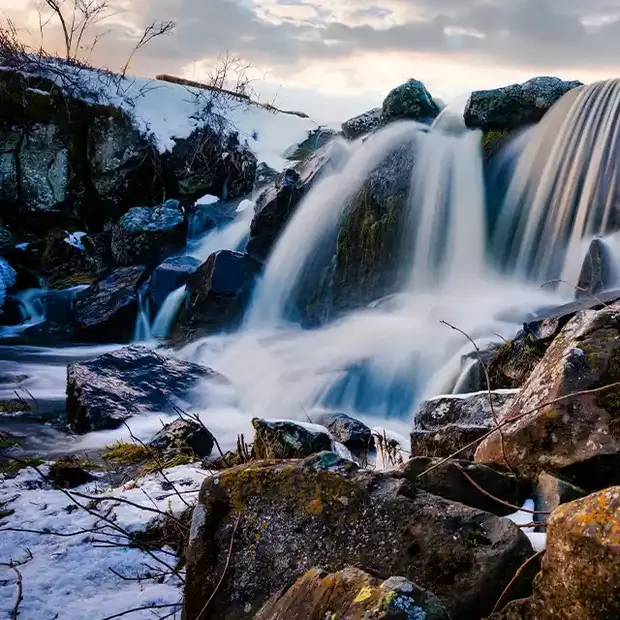 Ein beeindruckender Wasserfall, kreativ fotografiert, unter Verwendung spezieller Kameraeinstellungen zur Betonung der Wasserdynamik