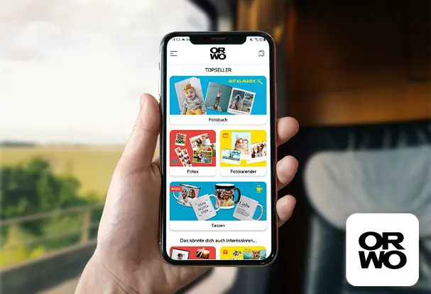 Nahaufnahme eines Smartphones mit der installierten Foto-App. Auf dem Bildschirm ist die Benutzeroberfläche der App zu sehen, die den Zugriff auf eine Vielzahl von ORWO-Produkten ermöglicht.