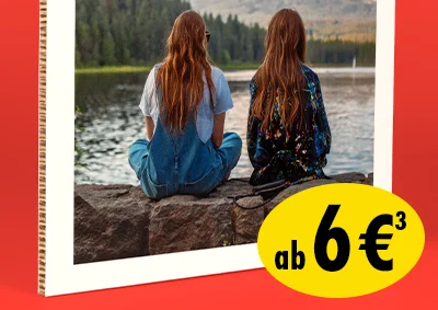 Foto auf Karton: Natürlich matt, angenehm leicht – und ganz individuell. Quadratisches Format zeigt Freunde am See.