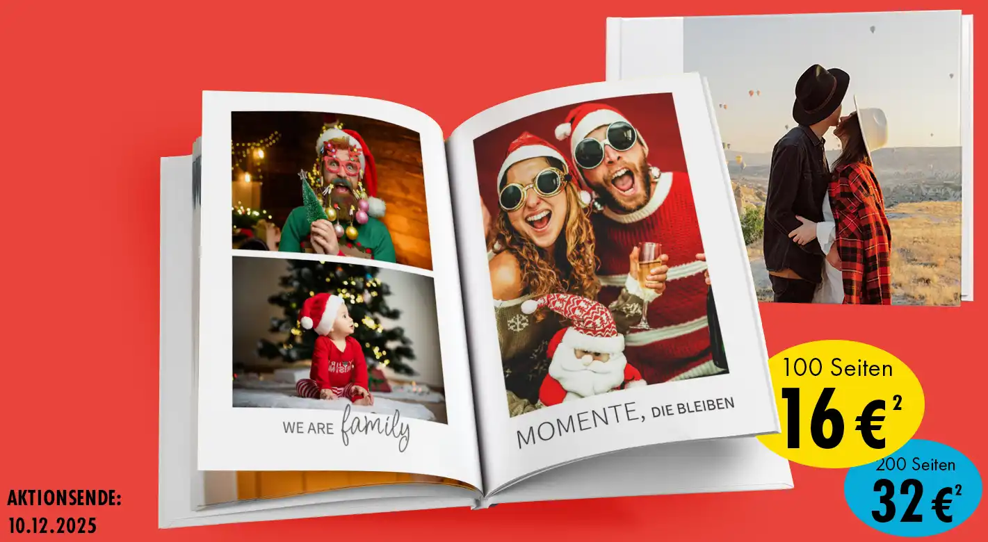 Fotoprodukte in Aktion: Aufgeklapptes Hardcover-Fotobuch mit weihnachtlichen Fotos - Ein perfektes Geschenk. Daneben ein Fotobuch im Querformat.