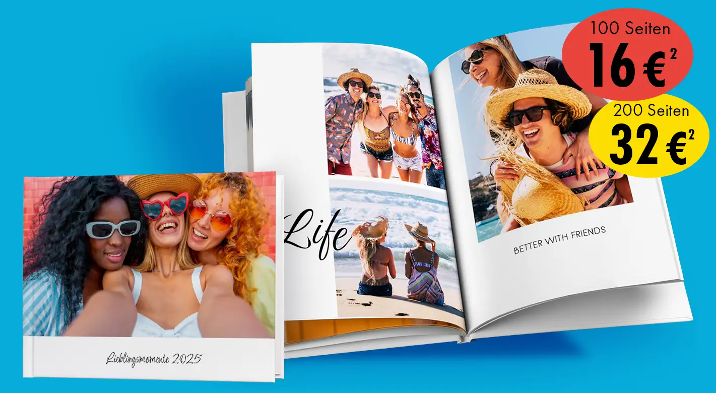 Fotoprodukte in Aktion: Aufgeklapptes Hardcover-Fotobuch mit sommerlichen Fotos - Perfekt für ein Jahrbuch. Daneben ein Fotobuch im Querformat.