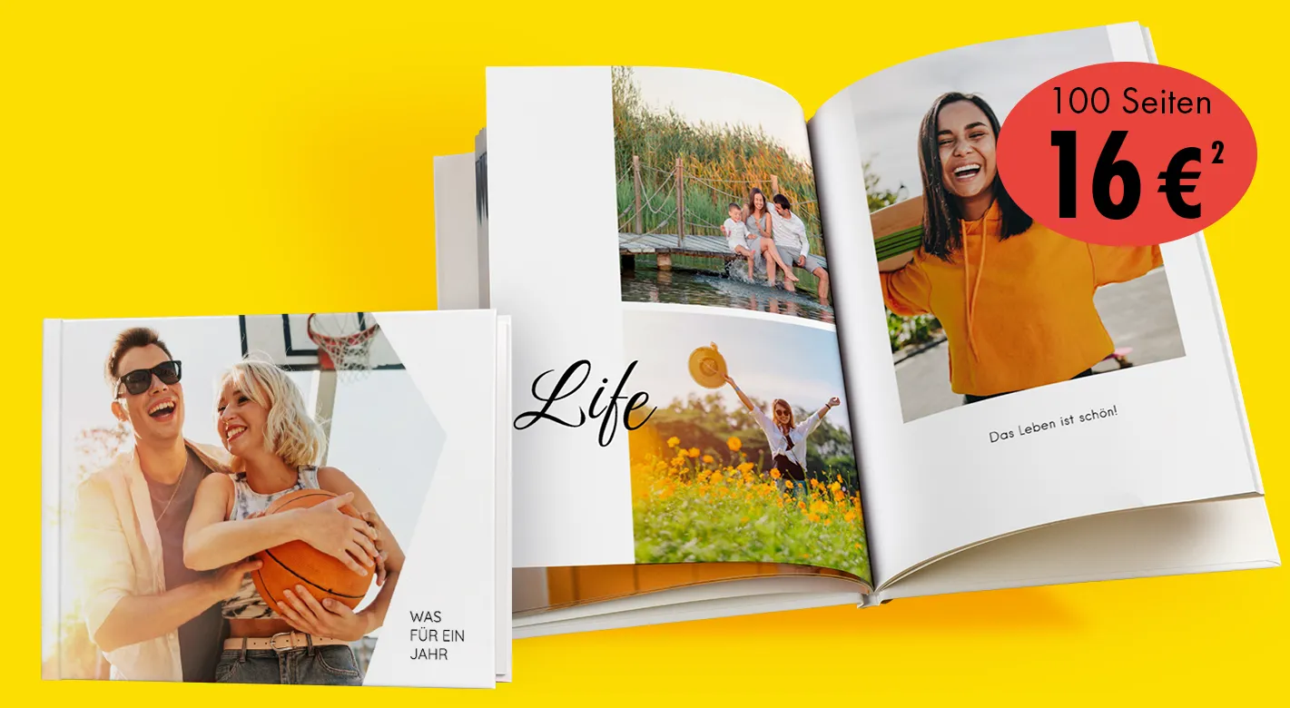 Fotoprodukte in Aktion: Aufgeklapptes Hardcover-Fotobuch mit sommerlichen Fotos - Perfekt für ein Jahrbuch. Daneben ein Fotobuch im Querformat.
