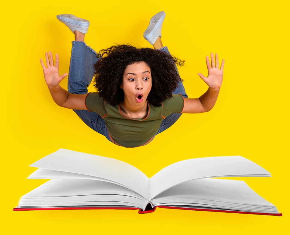 Junge Frau schwebt überrascht über einem riesigen offenen Buch – kreative Foto-Inspiration Idee.