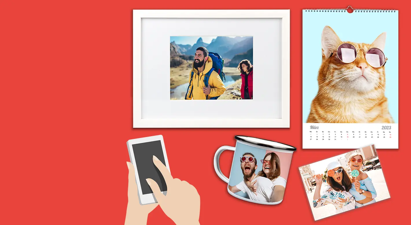 Eine stilisierte Hand tippt auf ein stilisiertes Smartphone. Rundherum sind realistische Produktabbildungen zu sehen, darunter ein Kalender, ein Bilderrahmen, eine Tasse und Fotos. Perfekt, um ein Fotobuch per App zu gestalten!