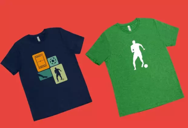 Fußball Geschenkideen: Zwei personalisierte T-Shirts mit Fußballmotiven. Ein blaues Shirt mit einer Collagen-Grafik und ein grünes Shirt mit einem stilisierten weißen Fußballer-Design. Beide individuell bedruckbar.