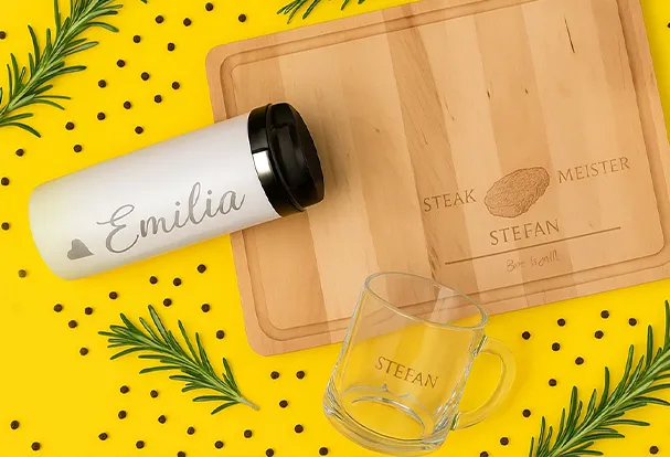 Tauche ein in unsere funkelnde Welt der Glitzer Geschenke Frau mit Krone erfreut sich an ihren Glitzer Produkten: Glitzertasse Hellblau und Coffee to go Becher Glitzer Hellblau