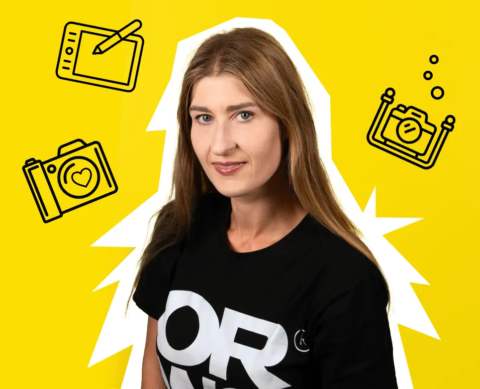 Junge Frau mit langen braunen Haaren lächelt vor gelbem Hintergrund mit Kamera- und Grafikdesign-Symbolen. Sei fotoverrückt. Mach ORWO!