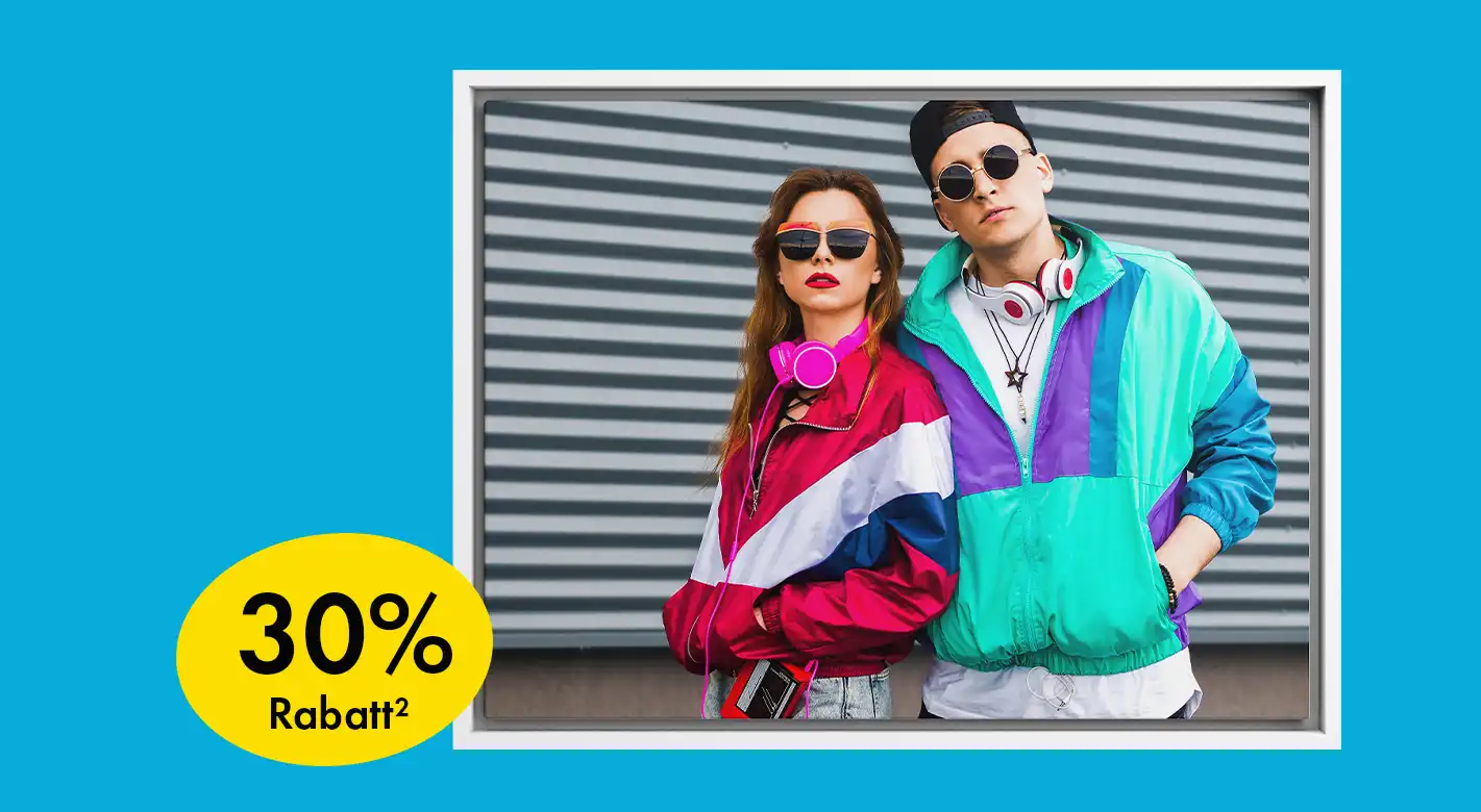 Großes Leinwandbild mit stilvoll gekleidetem Paar vor grauem Hintergrund; 30 % Rabatt auf Fotoprodukte.