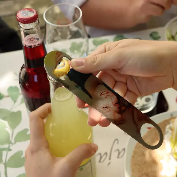 Gartenparty-Helfer mit Stil: Gestalte Flaschenöffner selbst Öffne Getränke mit Stil! Individuell gestaltete Flaschenöffner passend zum Party-Motto sind nicht nur praktische Helfer, sondern auch eine kreative Deko für Sommerpartys!