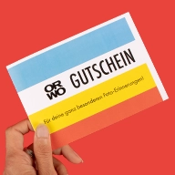 Geschenkgutschein. In den ORWO-Farben gestaltet und zum selbst Ausdrucken. Ideal als flexibles Geschenk für Fotoprodukte. Einfach und schnell Freude verschenken.