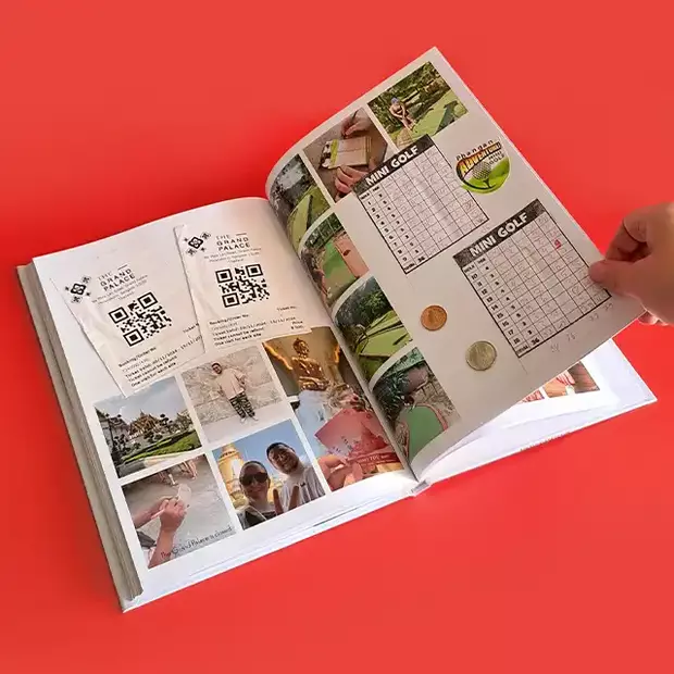 Fotobuch Jahrestag mit Tickets aus dem letzten Urlaub Eingeklebte Tickets, Minigolf-Rankings und Münzen im persönlichen Fotoalbum für Paare.