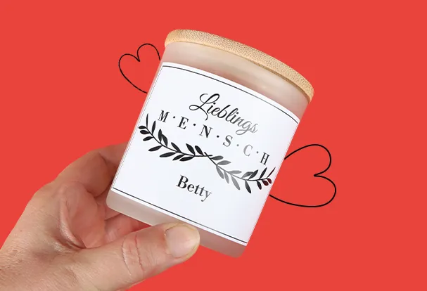 Gestalte deine verführerische Duftkerze bedruckt mit floralem Design und Namen oder individuellem Text.