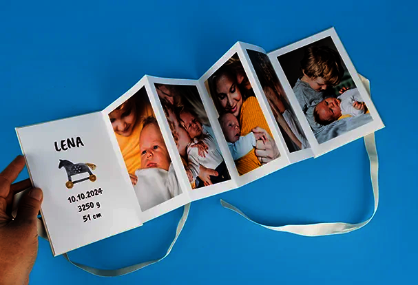 Leporello-Fotobuch mit Babyfotos und Geburtsdaten als kreatives und persönliches Fotogeschenk zum Muttertag mit besonderem Erinnerungswert