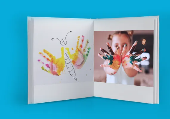 Kreatives Baby Fotobuch mit Handabdrücken und bunten Bildern für einzigartige Erinnerungen.