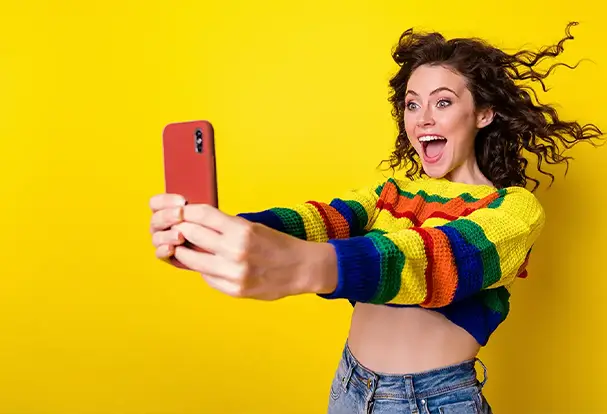 Entdecke weitere Ideen rund um deine Smartphonefotos. Kunterbunt und gut gelaunt – Mit dem Smartphone unterwegs lässt diese Frau keine lange Weile aufkommen. Sie hat auch ein paar Ideen für deine Handyfotos dabei.