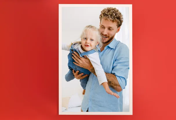 Wenn du dein Lieblings-Papa-Tochter-Bild als Foto auf Karton drucken lässt, hast du ein tolles Geschenk für Papa, das er so gut wie überall easy aufhängen kann.