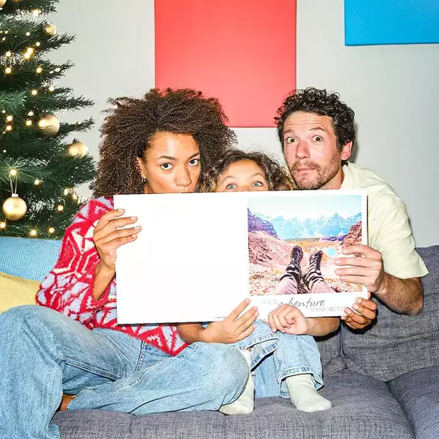 Fotogeschenke Weihnachten – individuelles Fotobuch mit eigenen Bildern Offenes Fotobuch mit weihnachtlichen Bildern von Familie und Freunden in festlicher Stimmung – persönliches Fotogeschenk zu Weihnachten mit Erinnerungen, die bleiben.