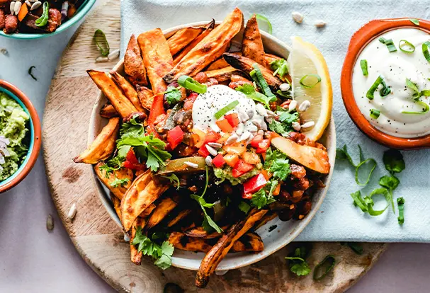 Unser Food-Fotografie-Tipp: Erfahre, wie du ein appetitanregendes Gericht vor einem rustikalen Hintergrund besonders beeindruckend in Szene setzen kannst.