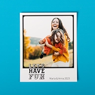 Mutter und Kind albern lachend im Freien. Das Retrofoto im Polaroid-Stil mit Clipart „Let’s have fun“ am weißen Rand und Schatten ins Bild bringt Freude in jeden Moment.