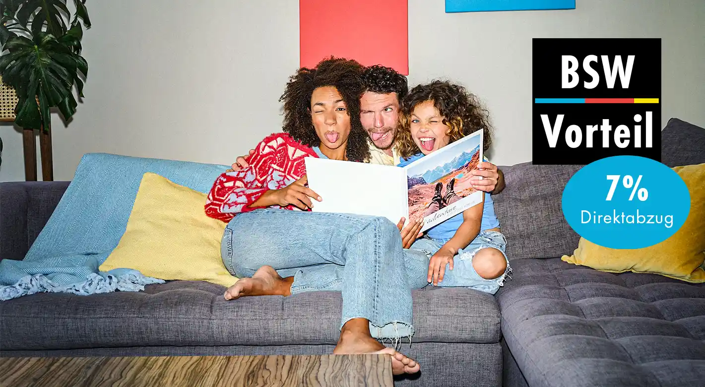 Eine Familie sitzt entspannt auf der Couch und blättert durch ihr Fotobuch. Mit jedem Bild werden die Erinnerungen an den letzten Wanderausflug lebendig. Lachen, Blödeln und das gemeinsame Erleben machen diesen Moment besonders.
