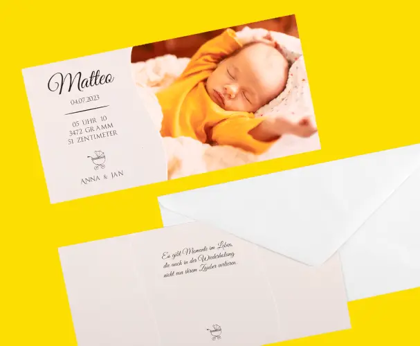 Bevor du nach Geschenkideen für dein Baby suchst, erstelle Fotokarten mit Babyfotos. Damit kannst du Freunden und Familie die Geburt deines Babys stilvoll verkünden.