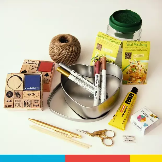Das benötigst du für deine DIY Kresse-Schale: ORWO Fotodose, Küchenkrepp, Kressesamen, Stifte oder Stempel nach Wahl, eine Schere, Papier, Paketschnur, Kleber, 2 kleine Holzklammern und 2 Holzstäbchen