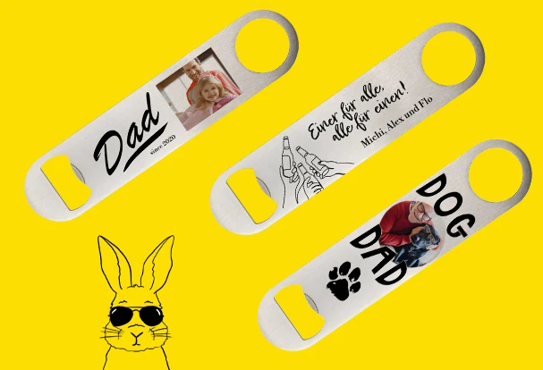 Oster Geschenkideen: Drei personalisierte Flaschenöffner aus Metall mit individuellen Gravuren und Fotos, darunter ein Design für Dad und ein Dog Dad-Motiv, auf gelbem Hintergrund.