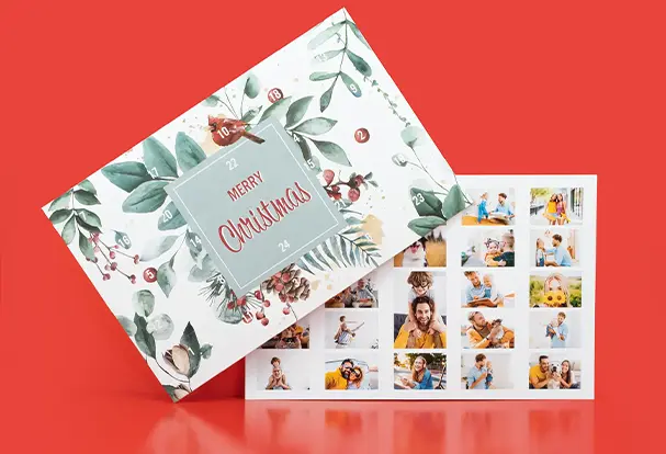 Ein Weihnachtskalender, geöffnet, zeigt ein innenliegendes Poster. Das Poster ist eine kreative Collage aus persönlichen Fotos, die besondere Momente festhalten. Es kombiniert die Vorfreude auf Weihnachten mit individuellen Erinnerungen und verleiht dem Kalender eine ganz persönliche Note.
