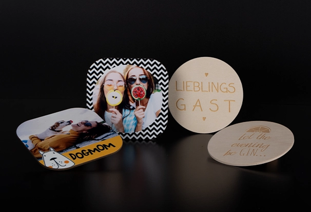 Diese Untersetzer sind in zwei Varianten erhältlich: graviert aus Holz mit "Lieblingsgast" oder bedruckt mit Designs und Fotos auf MDF, wie "Dogmom". Das perfekte Fotogeschenk für jede Gelegenheit, jetzt zu den ORWO Black Week Deals.