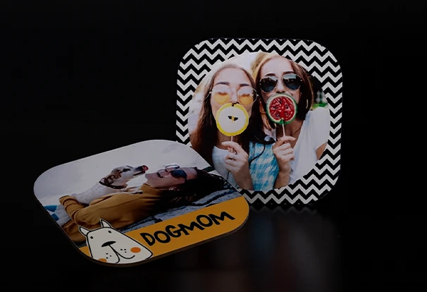 Personalisierte Untersetzer – ORWO Black Week Deals Diese Untersetzer sind in zwei Varianten erhältlich: graviert aus Holz mit "Lieblingsgast" oder bedruckt mit Designs und Fotos auf MDF, wie "Dogmom". Das perfekte Fotogeschenk für jede Gelegenheit, jetzt zu den ORWO Black Week Deals.