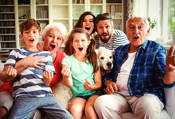Die ganze Familie vor der Kamera zu haben, kann eine echte Herausforderung sein. Mit unseren Familienfoto-Tipps gelingen dir garantiert einzigartige Aufnahmen.