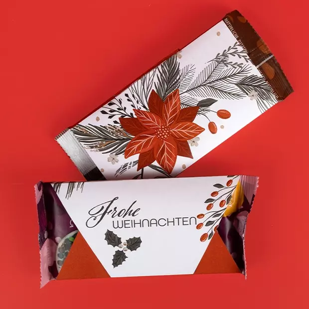 Schokolade für Weihnachten verpacken: So einfach du so schön. Mistelzweig und Weihnachtstern zieren eine weihnachtliche Schokoladen Verpackung. Rundum bedruckt und bereit zum Verschenken.