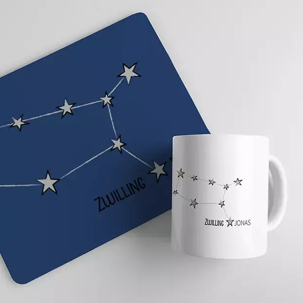 Weitere Fotoprodukte zu Sternzeichen-Wandbilder Zu den Sternzeichen-Wandbildern passen perfekt weitere Fotoprodukte wie das Mousepad und die Fototasse, die jeweils mit den Sternzeichen-Designs bedruckt sind. Beide Produkte bieten eine kreative Möglichkeit, die Sternzeichen als persönliche Akzente im Alltag zu integrieren.