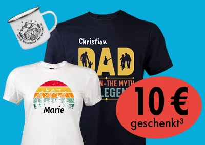 Vor blauem Hintergrund sind zwei T-Shirts und eine bedruckte Emaille-Tasse dargestellt. Die T-Shirts sind mit Namen personalisiert. Eine rotes, rundes Element verweißt auf die aktuelle Aktion hin: 10 € ab 40 € MBW.