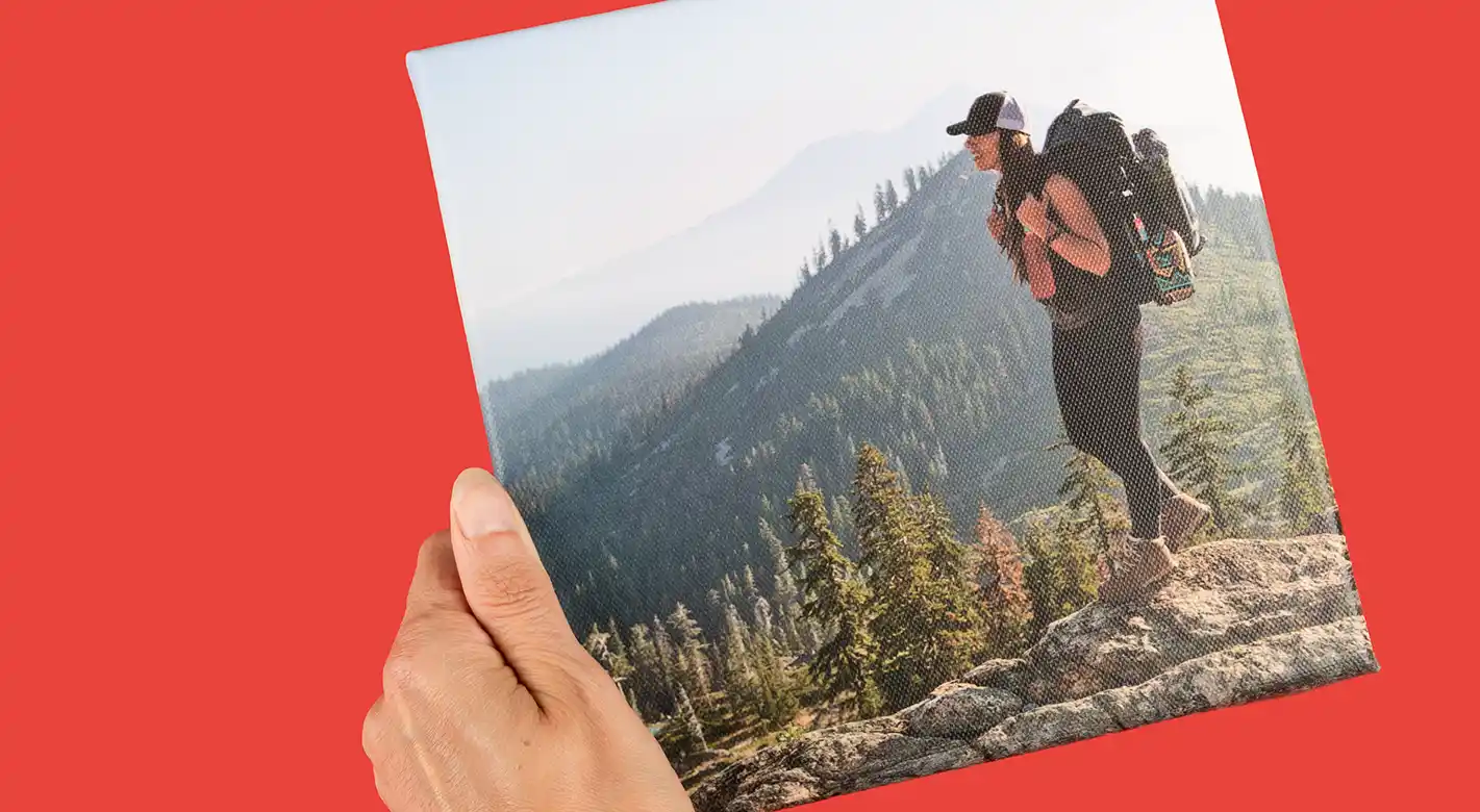 Hand hält eine ORWO Fotoleinwand mit Landschaftsmotiv – personalisiertes Fotoprodukt für individuelle Wandgestaltung.