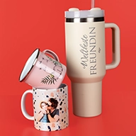Geschenke für die Küche, individuell gestaltbar mit Fotodruck oder Gravur. XXL Thermobecher mit Gravur, Fototasse mit Paarfoto und rosa Emaille-Tasse mit Namen.